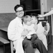 1983 Bengt Hagberg veröffentlichte den zweiten Artikel in einem hochwertigen Magazin für Neurologie und Rett wurde bekannt.