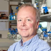 1992 Adrian Bird veröffentlicht die Entdeckung des MECP2-Proteins. Die erste von vielen Veröffentlichungen über MECP2