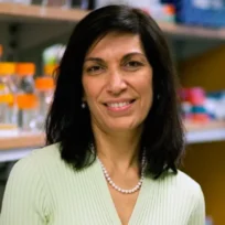 1999 nach 16 Jahren Suche entdeckt Huda Zoghbi die Mutation im MECP2 Gen, die Rett verursacht.